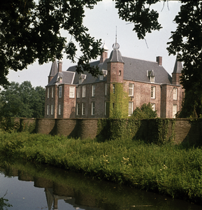119636 Gezicht op het slot Zuylen (Tournooiveld 1) te Oud-Zuilen (gemeente Maarssen), met op de voorgrond de slangenmuur.